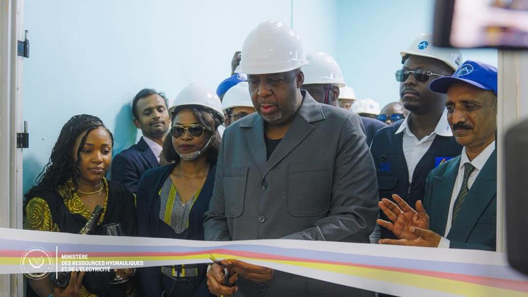 Coupure du ruban d'inauguration de la centrale hydroélectrique de Kakobola